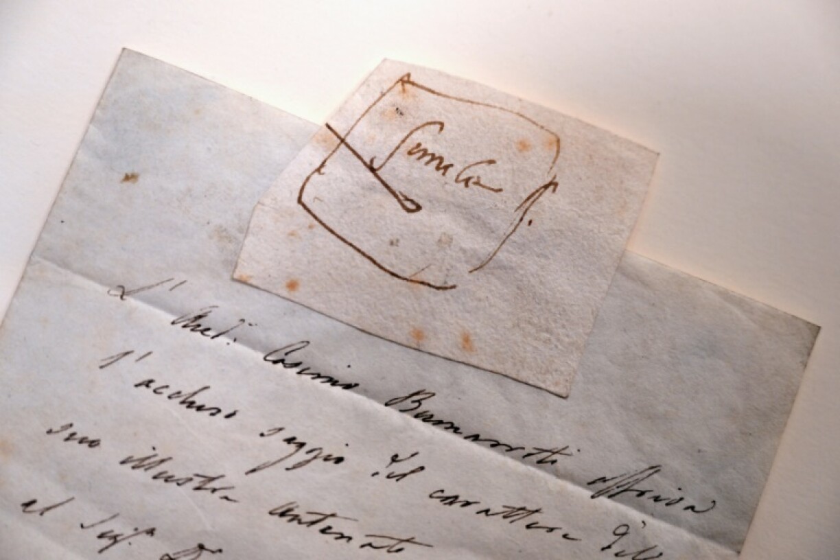 Un croquis attribué à Michel-Ange (en haut) et une lettre manuscrite de son descendant Cosimo Buonarroti, à la maison d'enchères Christie's à New York, le 25 janvier 2024