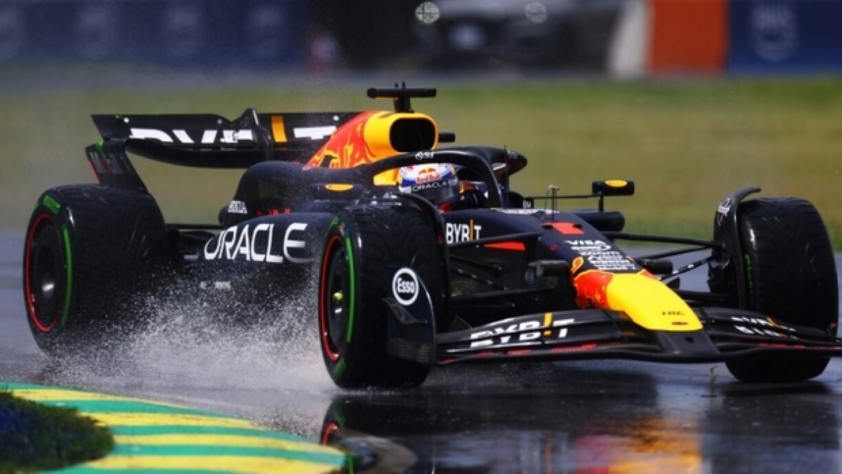 Le Néerlandais Max Verstappen pilote sa Red Bull sous la pluie pendant les essais du GP de F1 du Canada le 7 juin 2024 sur le circuit Gilles-Villeneuve à Montréal
