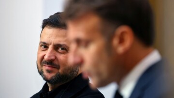 Le président ukrainien Volodymyr Zelensky écoute son homologue français Emmanuel Macron lors d'une conférence de presse, le 17 novembre 2025 à Paris