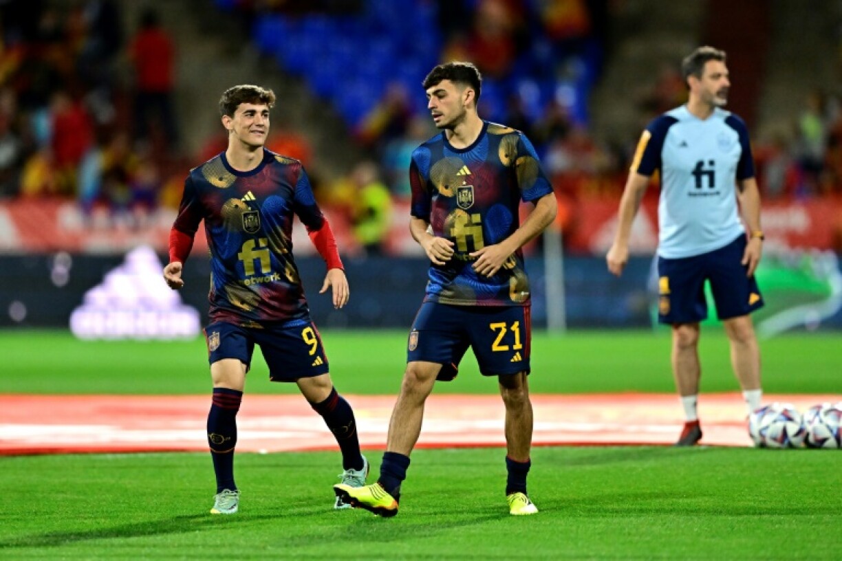 Les jeunes Espagnols Gavi (N.9) et Pedri avant le match Espagne-Suisse à Saragosse, le 24 septembre 2022