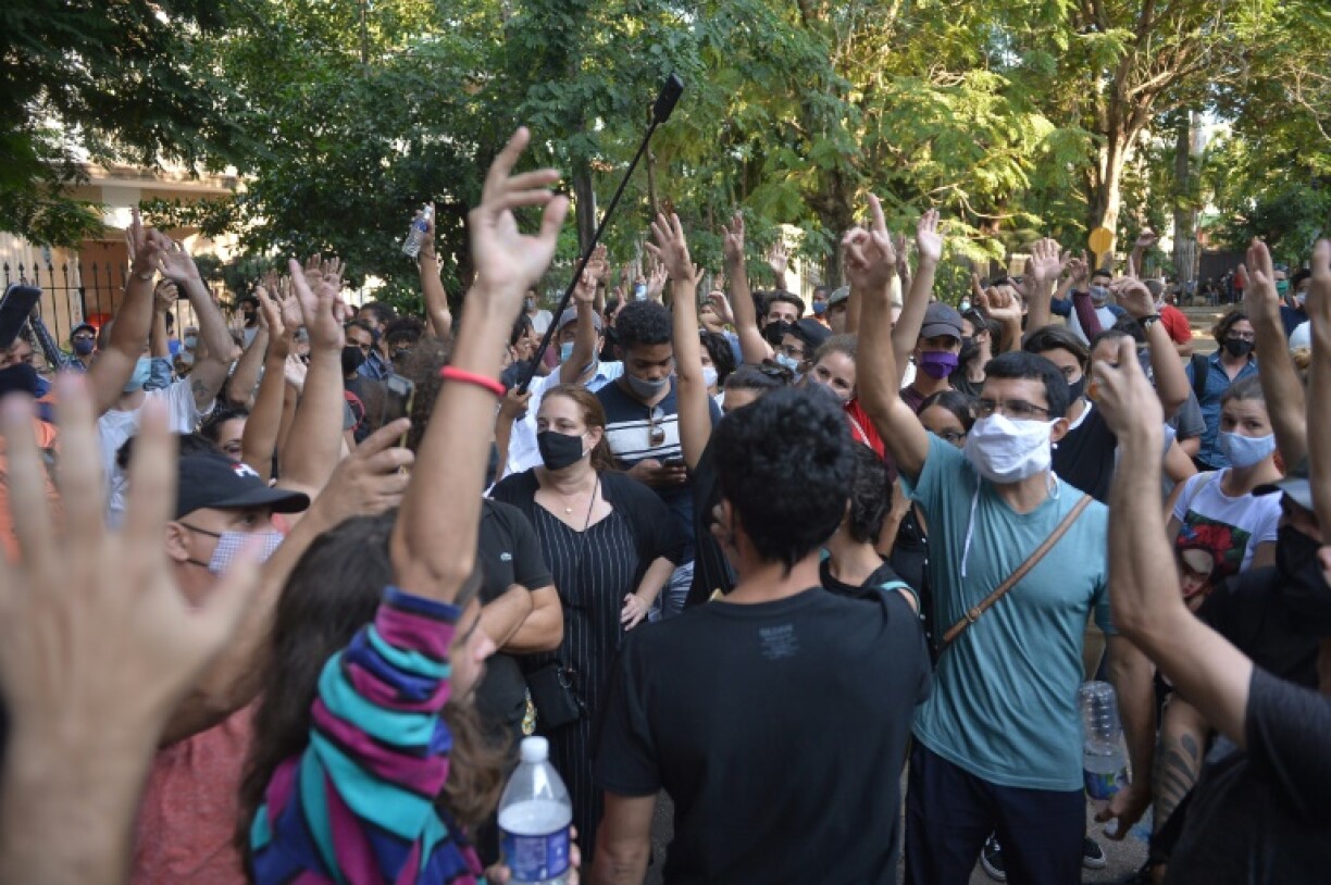 Des artistes et intellectuels cubains rassemblés devant le ministère de la Culture pour réclamer plus de liberté d'expression, le 27 novembre 2020 à La Havane