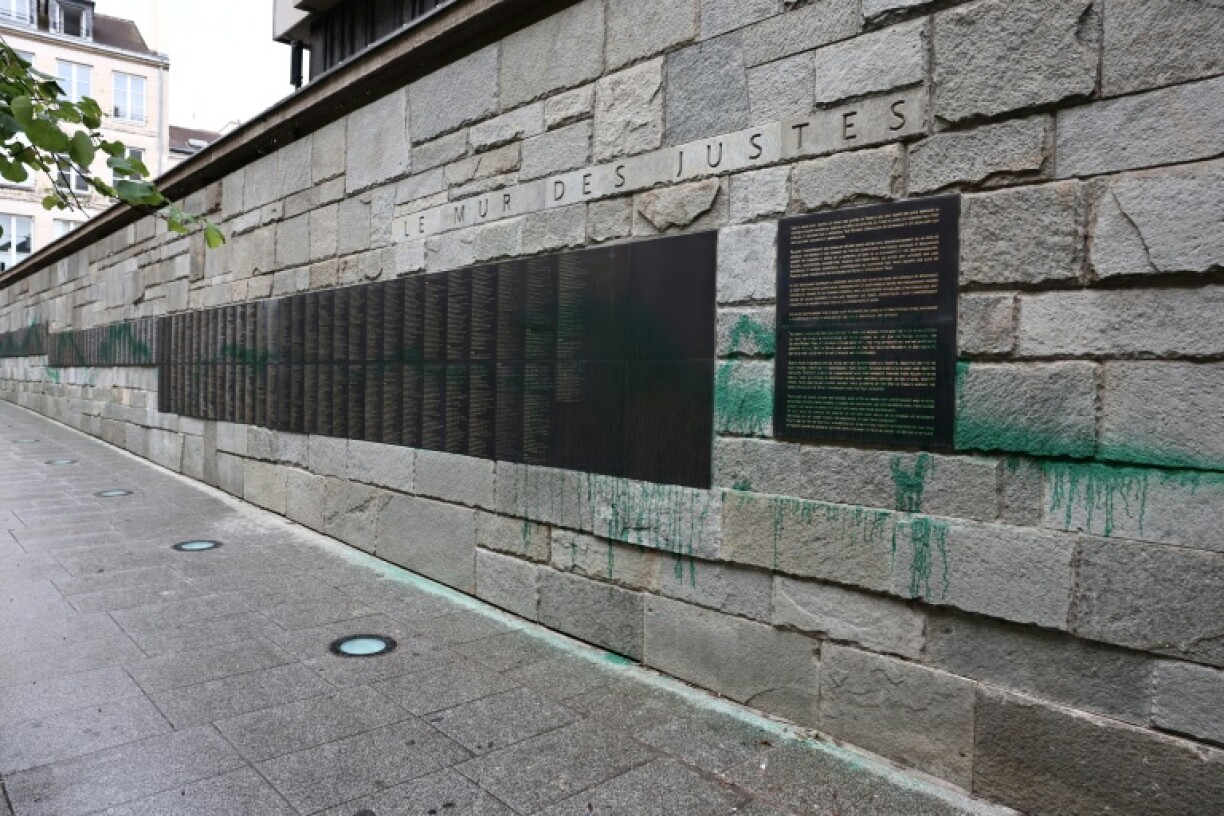 Des jets de peinture verte sur le mur des Justes au mémorial de la Shoah à Paris, le 31 mai 2025