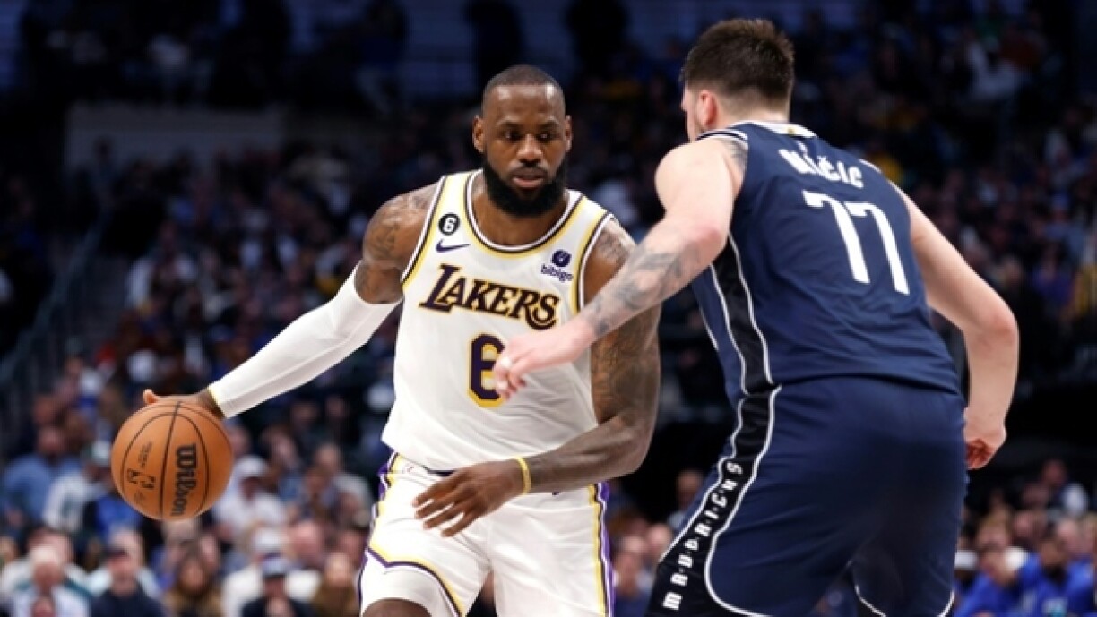 LeBron James (#6) lors d'un match de NBA des Los Angeles Lakers contre les Dallas Mavericks, le 26 février 2023 à Dallas