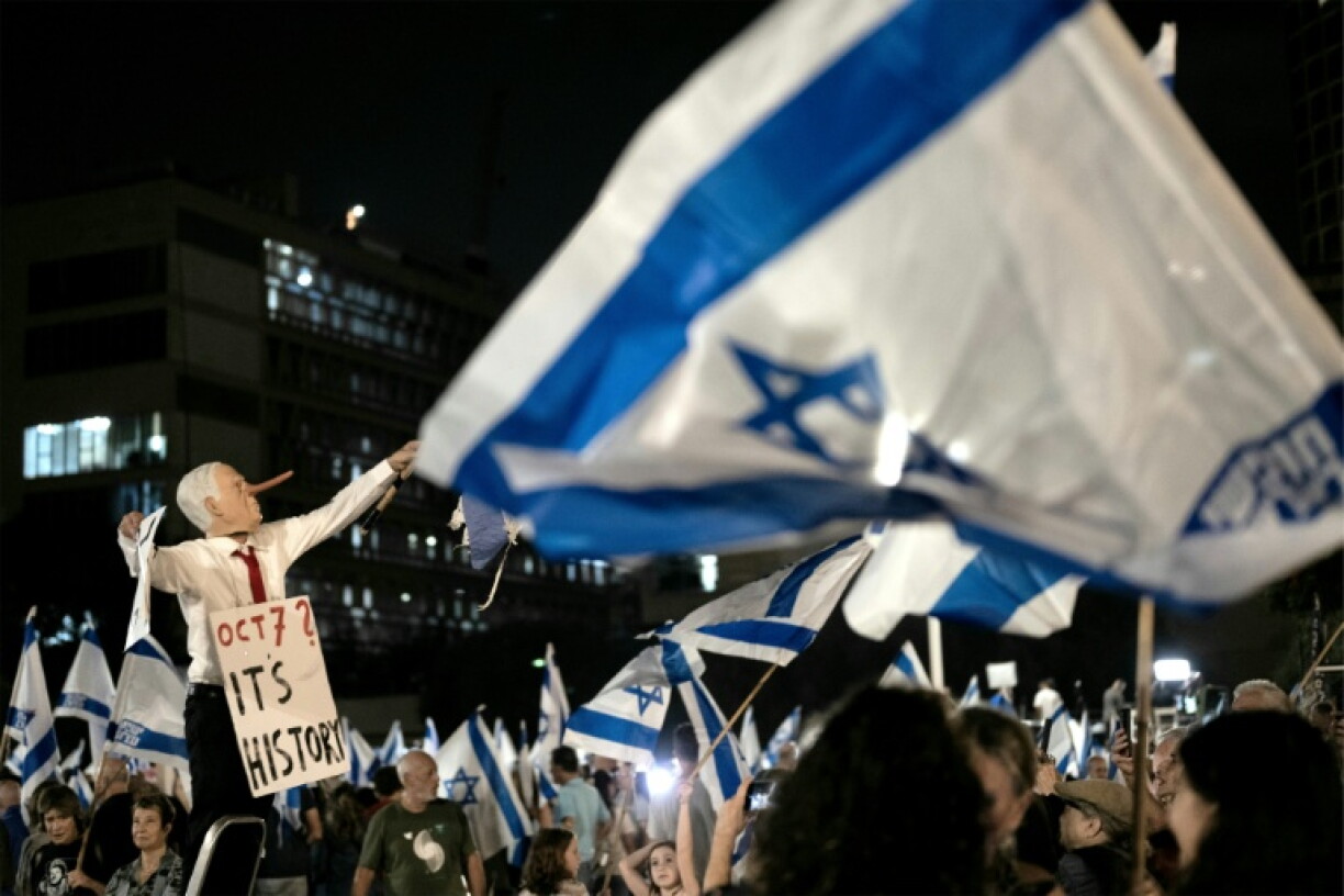 Un manifestant portant un masque du Premier ministre israélien Benjamin Netanyahu lors d’un rassemblement antigouvernemental à Tel-Aviv, le 24 octobre 2026