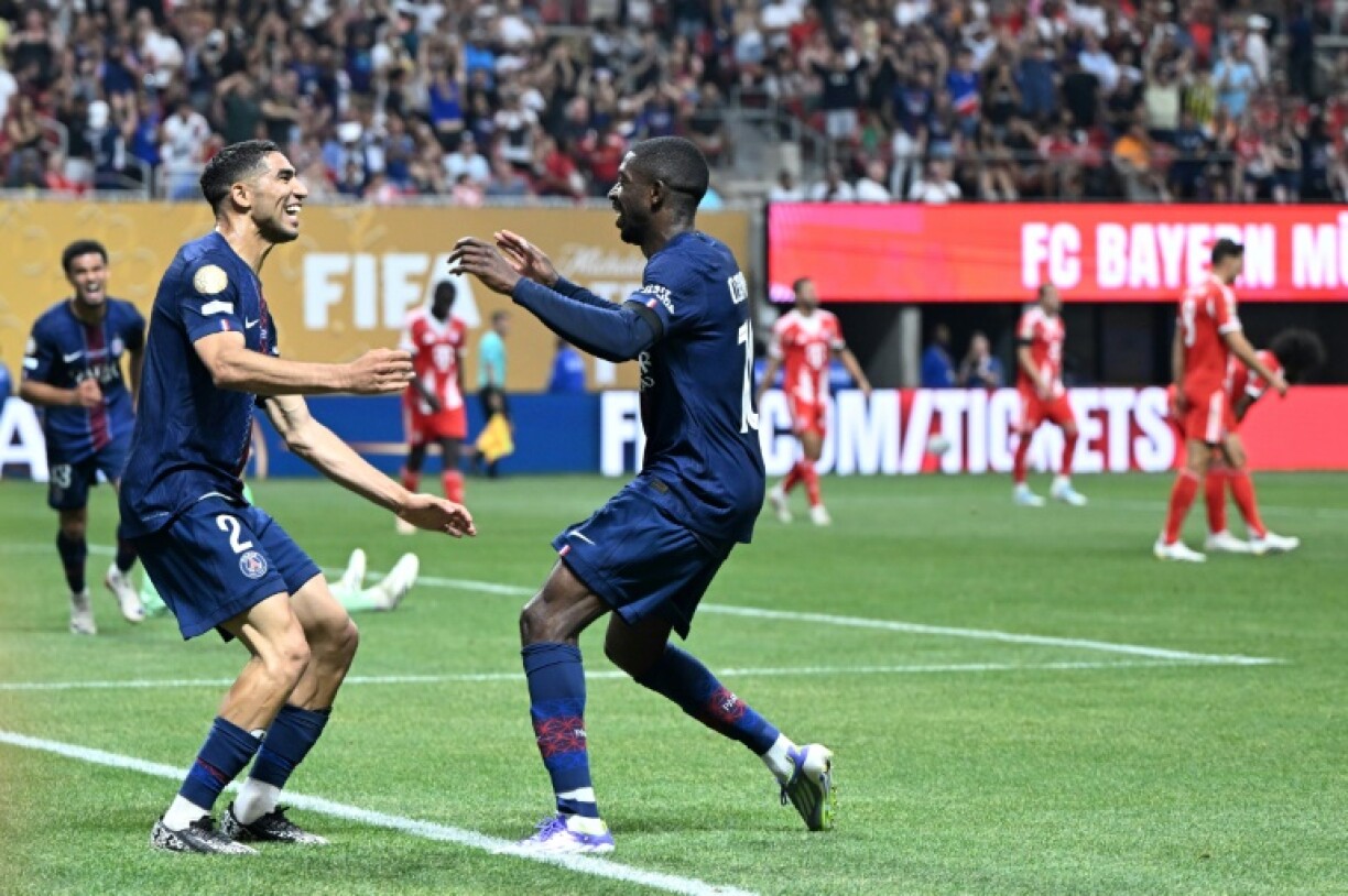 Les joueurs du Paris Saint-Germain Ousmane Dembélé (à droite) et Achraf Hakimi (à gauche) fêtent l'inscription d'un 2e but lors du match de Coupe du monde des clubs contre le Bayern Munich à Atlanta (Etats-Unis) le 5 juillet 2025.