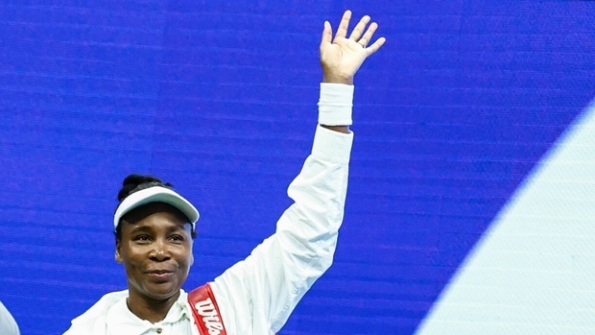 L'Américaine Venus Williams salue le public après sa défaite au premier tour de l'US Open face à Karolina Muchova, le 25 août 2025 à New York