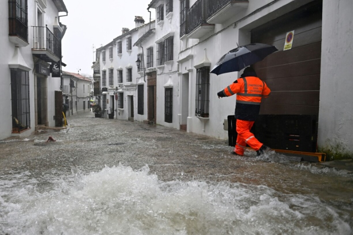 AUn membre de la Protection civile dans une rue inondée de Grazalema, pendant la dépression Leonardo, le 5 février 2026 dans le sud de l'Espagne