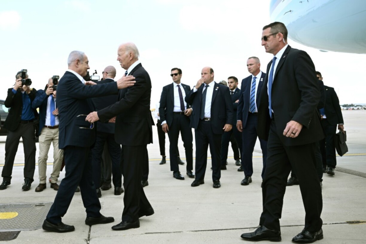Joe Biden accueilli par le Premier ministre israélien Benjamin Netanyahu, le 18 octobre 2023 à l'aéroport ben Gourion de Tel-Aviv