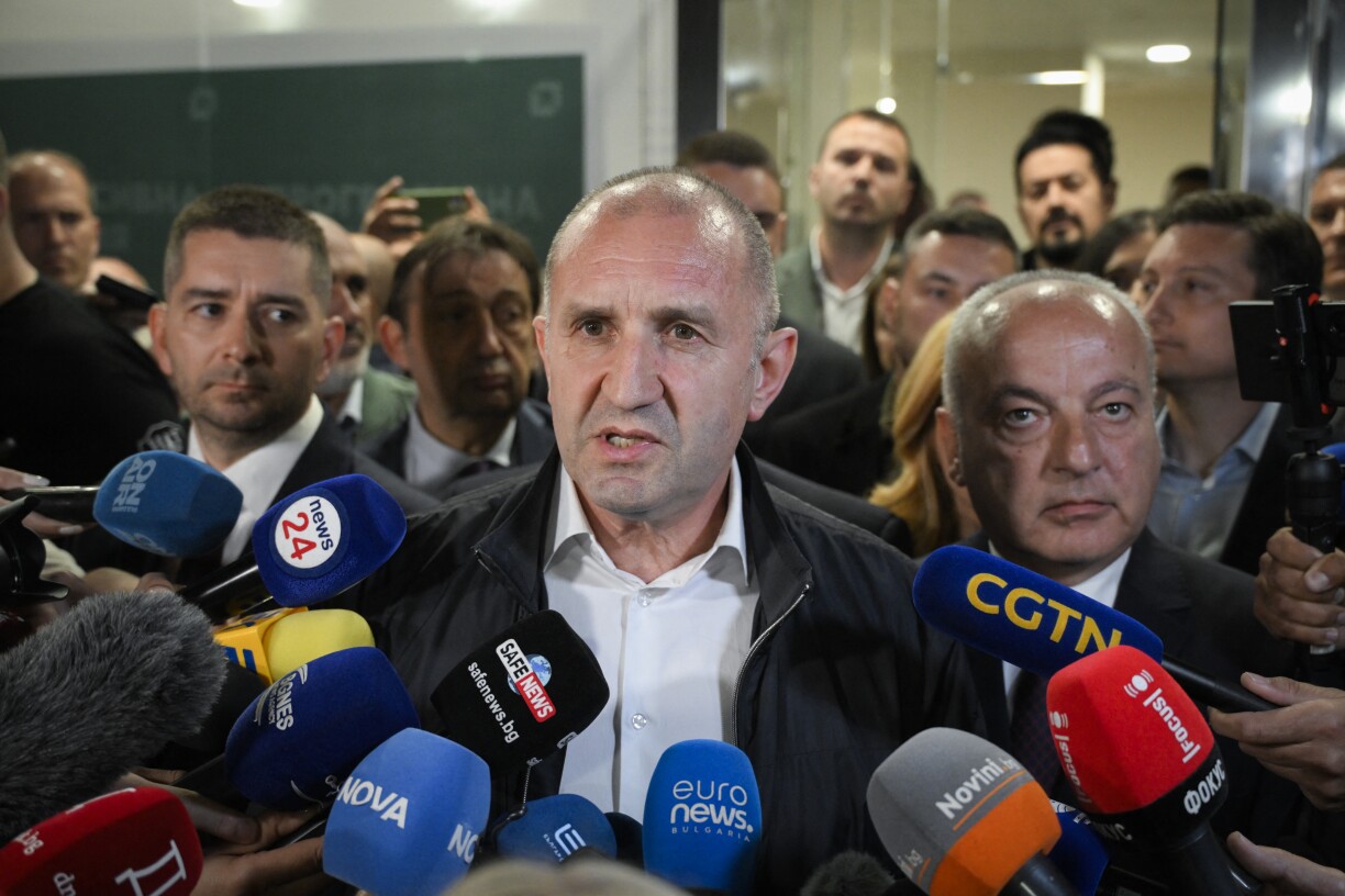 Den Ex-President a Walgewënner vun de Parlamentswalen a Bulgarien Rumen Radew virun de Walen.