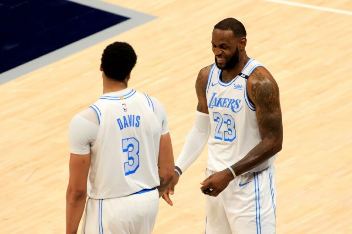 La joie de LeBron James et Anthony Davis des Los Angeles Lakers, après leur victoire (122-115) sur le parquet des Indiana Pacers, lors de leur match de NBA, le 15 mai 2021 à Indianapolis