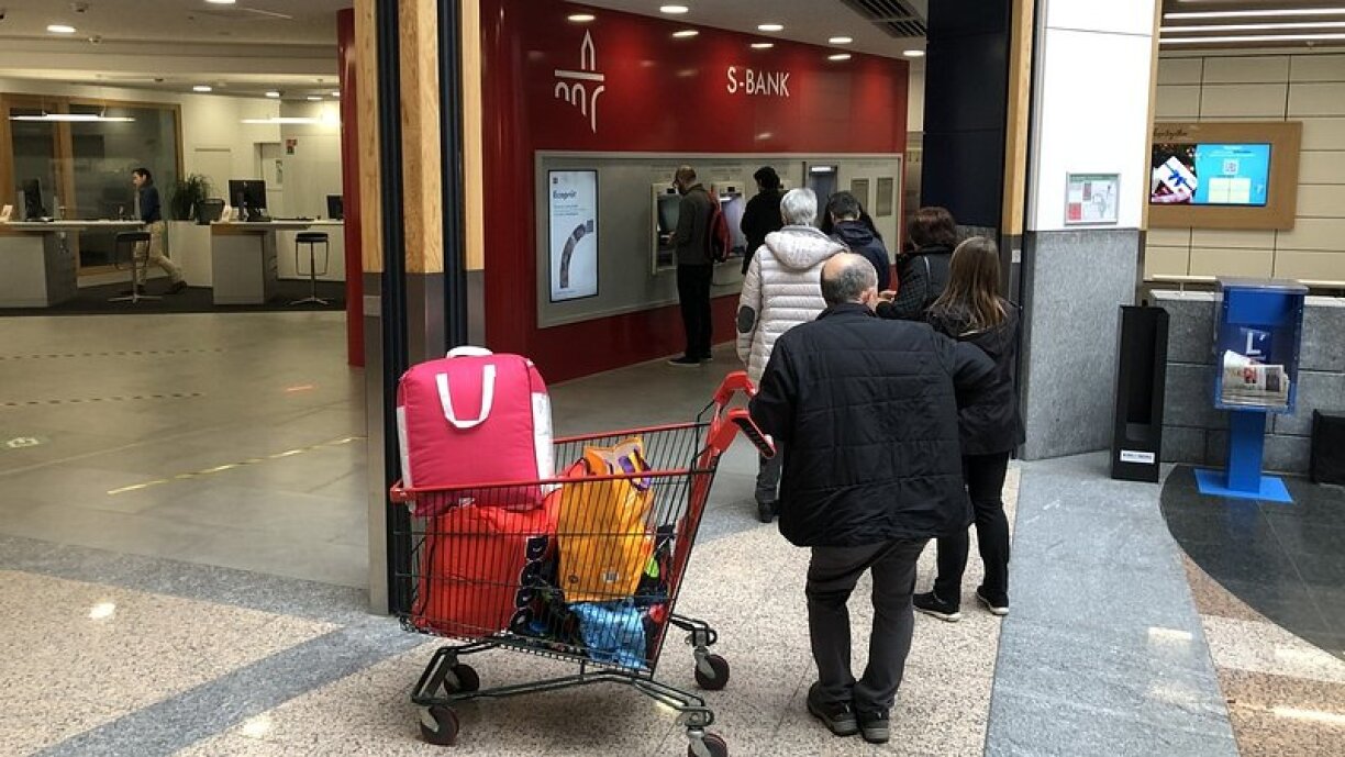Les distributeurs automatiques sont pris d'assaut pour effectuer ses paiements ce jeudi.