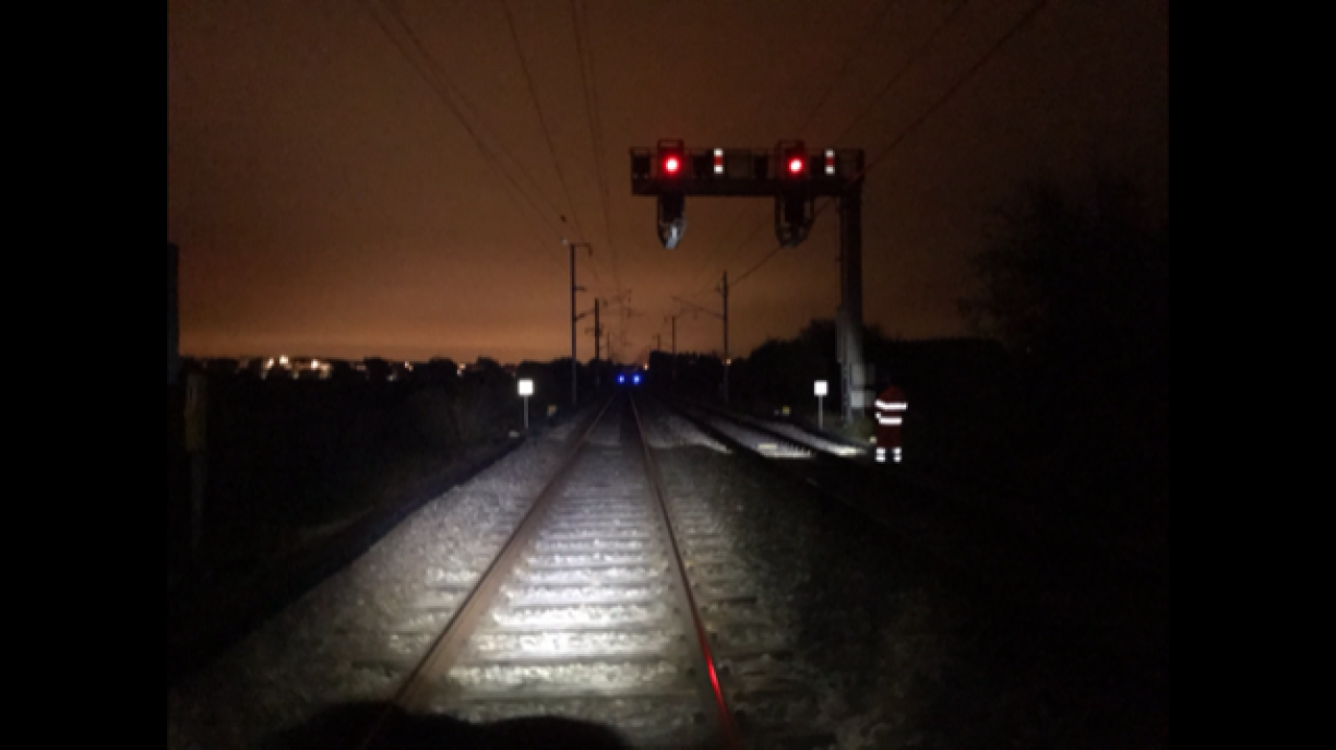 Och ënnert anerem all d'Brigade vun der Eisebunn sëtzen d'Feierdeeg bei hiren Déngschthandyen, fir wann eppes op de Gleiser lass ass, wat net sollt sinn, wéi z.B. Wëld wat iwwerrannt ginn ass, wa Quaië glat sinn, wann Persoune Géigestänn op d'Gleiser geluecht hunn oder eng Barrière ausgefall ass.