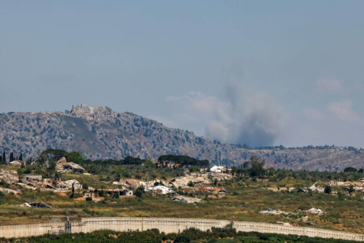 La fumée d'une frappe aérienne israélienne près du château de Beaufort, dans le sud du Liban, vue depuis une position située de l'autre côté de la frontière, en Haute-Galilée, le 8 juin 2026 dans le nord d'Israël