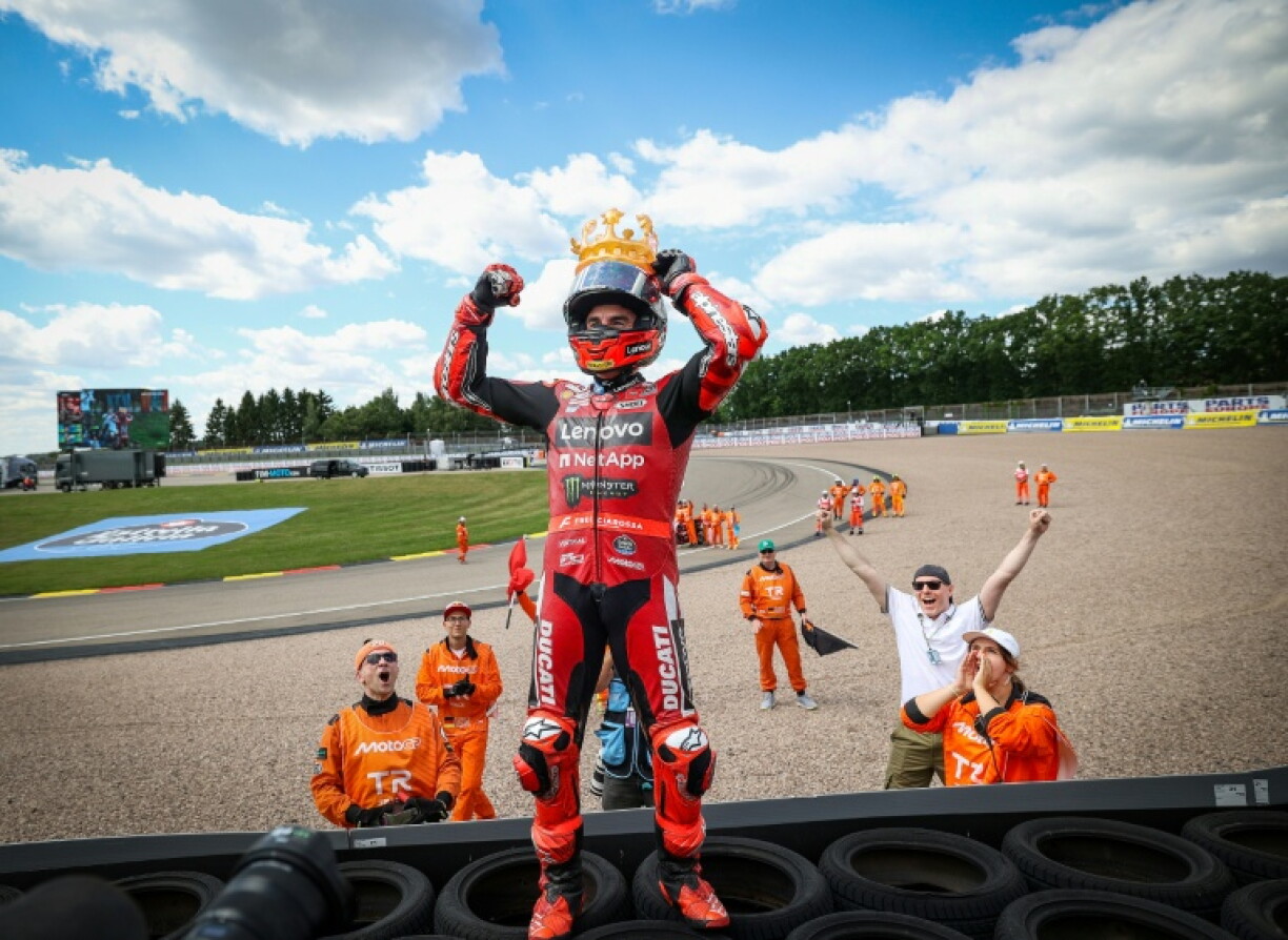 L'Espagnol Marc Marquez (Ducati) célèbre sa victoire au Grand Prix d'Allemagne le 12 juillet 2026 en arborant une couronne gonflable, symbole de sa domination sur le circuit du Sachsenring