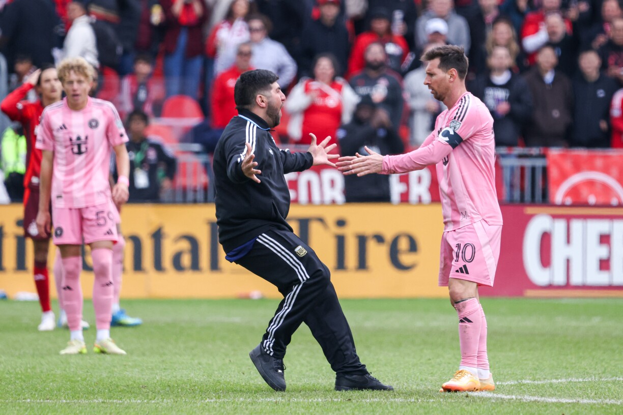 Puer Fans hunn et ze wäit gedriwwe beim Feiere vum Lionel Messi sengem neie Rekord