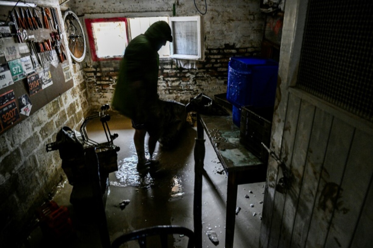 Un habitant nettoie le sous-sol de sa maison après des inondations, le 19 mai 2023 à Faenza, dans la région d'Emily-Romagne, dans le nord de l'Italie