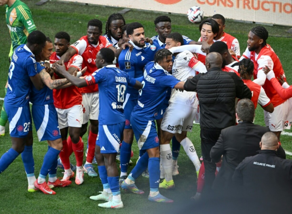 Des tensions ont éclaté en toute fin de match entre les joueurs de Reims et de Strasbourg lors de la victoire à l'extérieur des Alsaciens 1-0 le 6 avril 2025 au stade Auguste-Delaune. Avec ce succès, le Racing monte à la 4e place de la Ligue 1 tandis que le Stade rémois recule au rang de barragiste