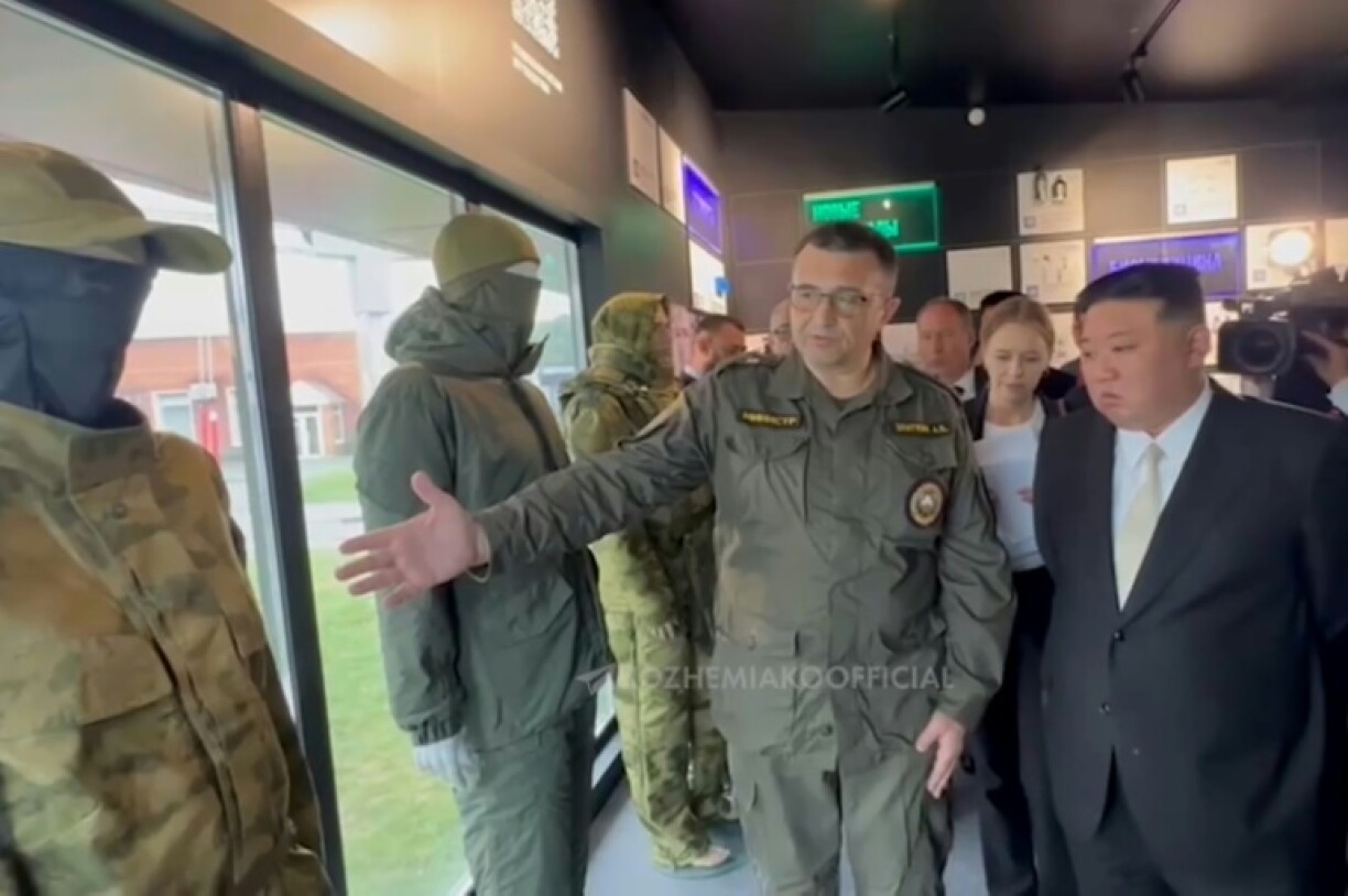 Oleg Kojémiako (G), le gouverneur de la région de Primorye dans l'Extrême-Orient russe, guide le dirigeant nord-coréen Kim Jong Un (D) dans une exposition de matériel militaire, le 17 septembre 2023 à Vladivostok. Grab d'une vidéo diffusée sur le compte Telegram du gouverneur russe