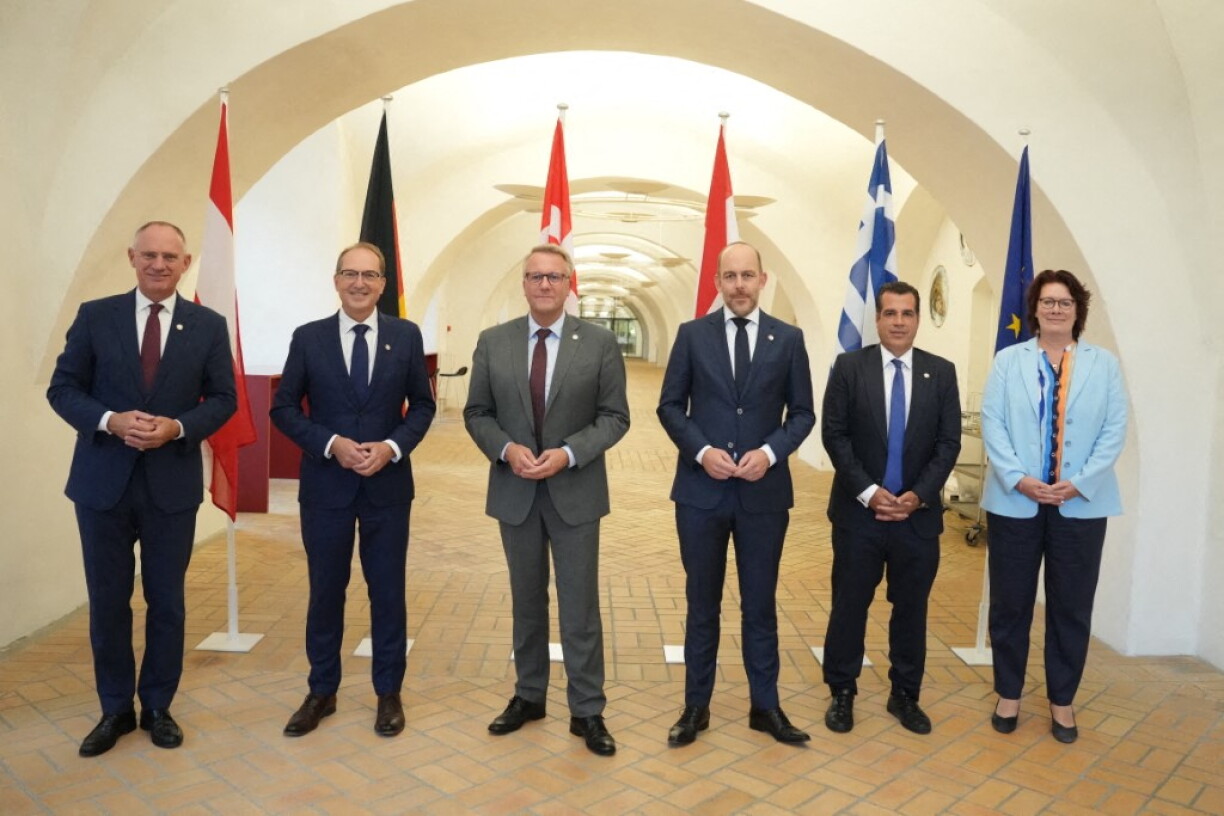 Den Thanos Plevris (2. vu lénks) zesumme mat de Ministeren, déi an Holland, Dänemark, Däitschland an Éisträich fir d'Migratioun zoustänneg sinn.