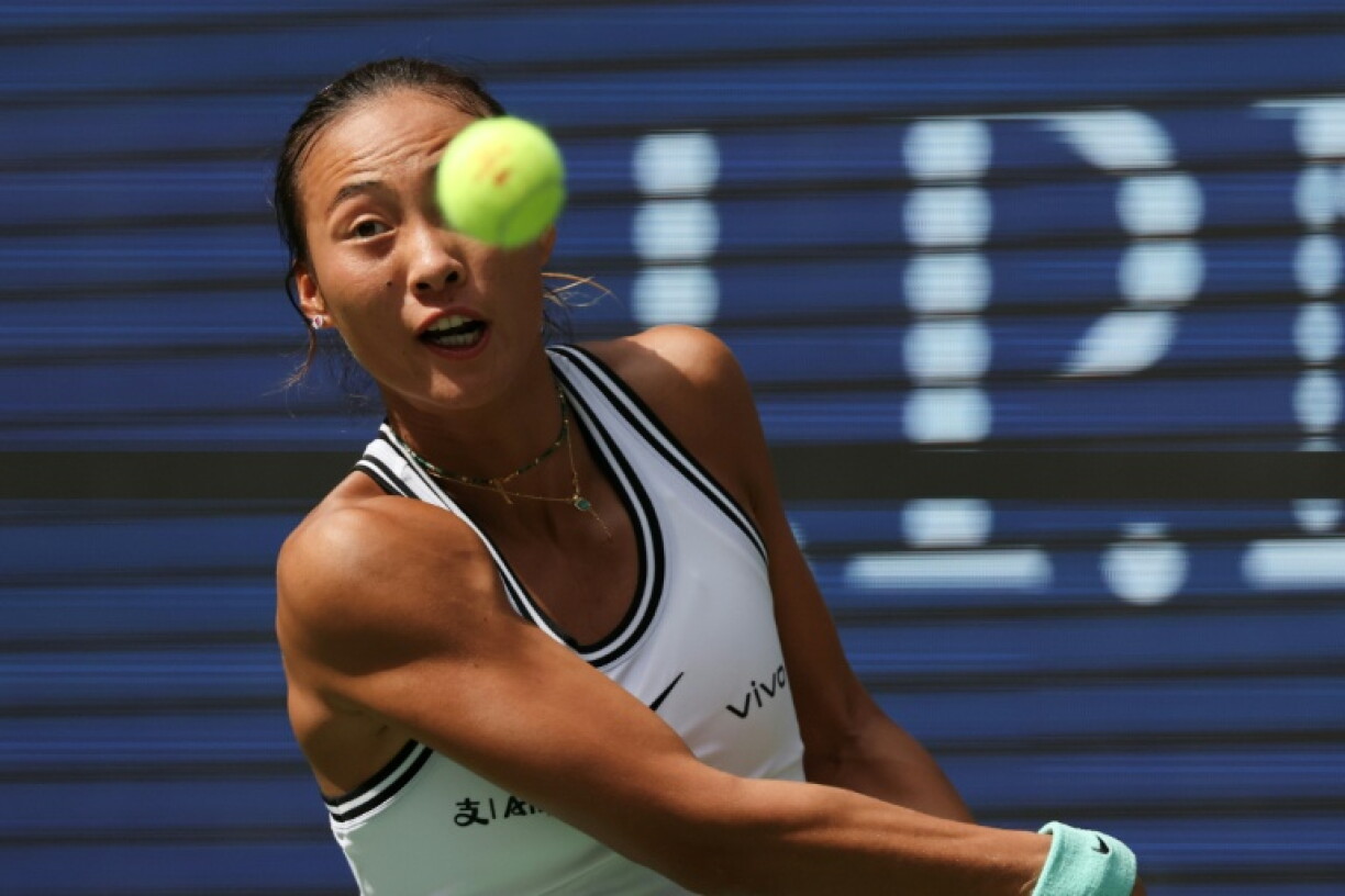 La Chinoise Qinwen Zheng renvoie une balle à la Kazakhe Elena Rybakina (hors-champ) lors de leur quart de finale à l'US Open, le 9 septembre 2026, à New York