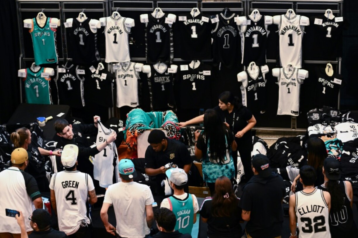 Des fans achètent des maillots du Français Victor Wembanyama, sélectionné par les San Antonio Spurs, le 22 juin 2023 à San Antonio (Etats-Unis)