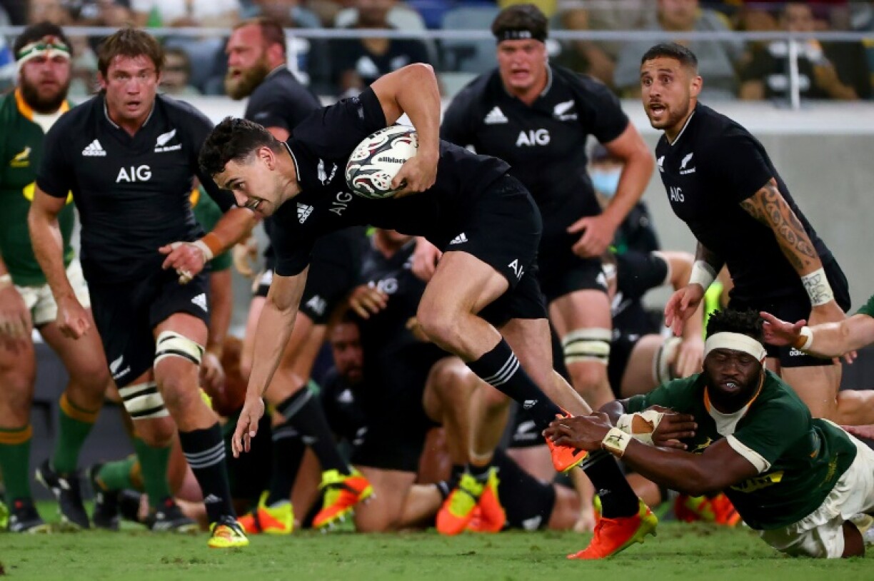 Le Néo-Zélandais Will Jordan évite un plaquage du Sud-Africain Siya Kolisi, le 25 septembre 2021 à Townsville