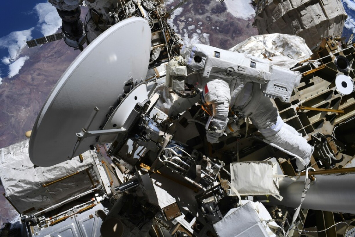 Image fournie par l'ESA, prise le 25 août 2026, de l'astronaute française Sophie Adenot lors d'une sortie dans l'espace pour des réparations sur l'ISS