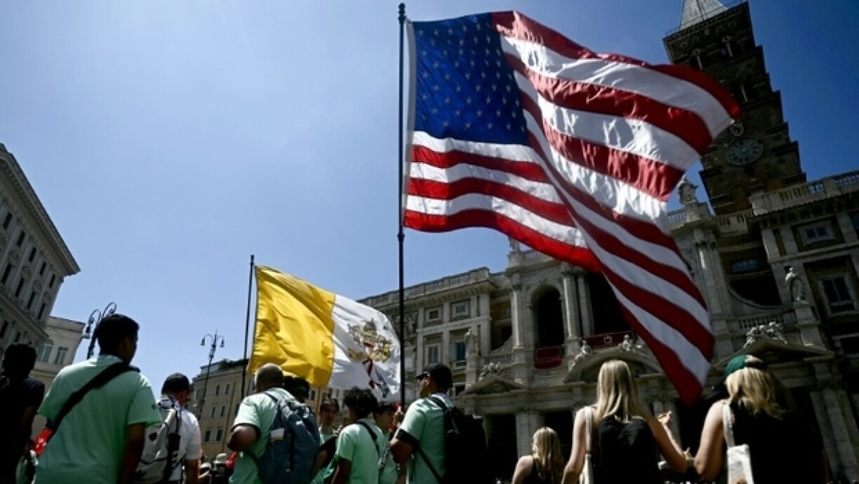 Des jeunes pèlerins agitant des drapeaux se rassemblent près de la basilique Santa Maria Maggiore alors qu'ils participent au Jubilé des Jeunes à Rome le 31 juillet 2025