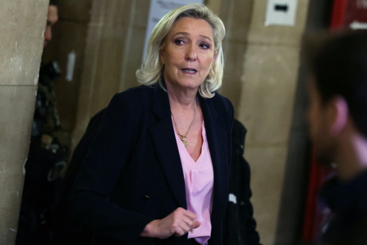 D'Marinne Le Pen beim Optakt vum Appellsprozess ëm d'Verontreiung vun EU-Suen am Januar 2026.