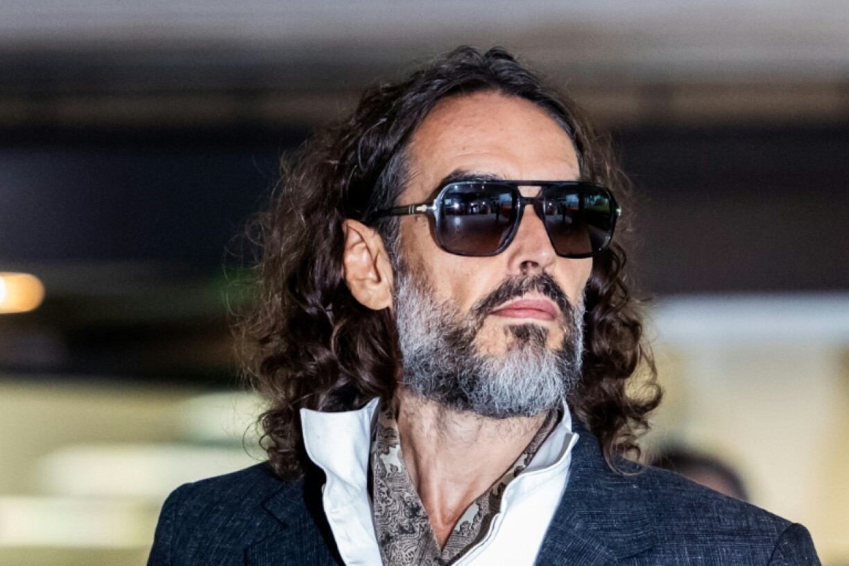 L'humoriste et acteur britannique Russell Brand quitte le tribunal de Southwark Crown Court, dans le sud de Londres, le 12 octobre 2026