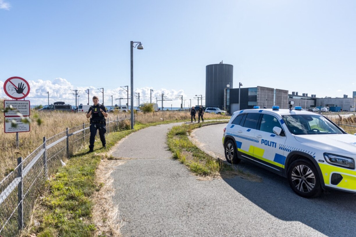 La police en intervention à l'aéroport de Copenhague après des survols de drones.