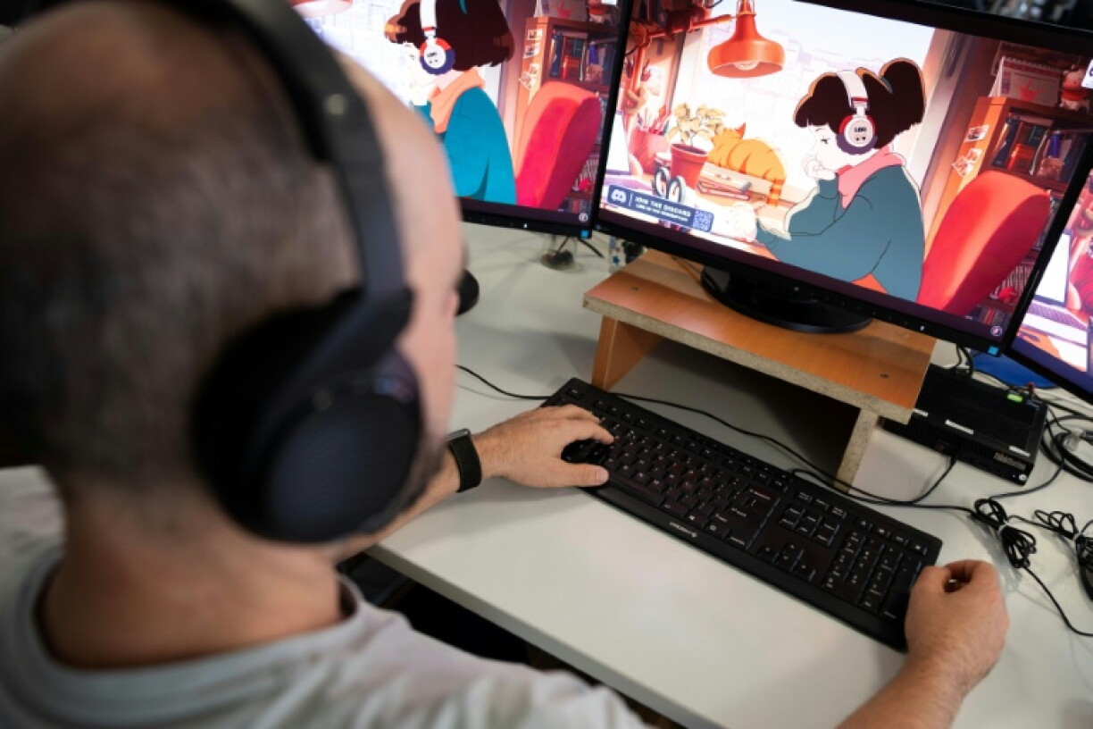 Un homme regarde sur son ordinateur la chaîne YouTube "LoFi Girl", produite par le Français Dim et illustrée par Juan Pablo Machado, le 17 septembre 2026 à Paris