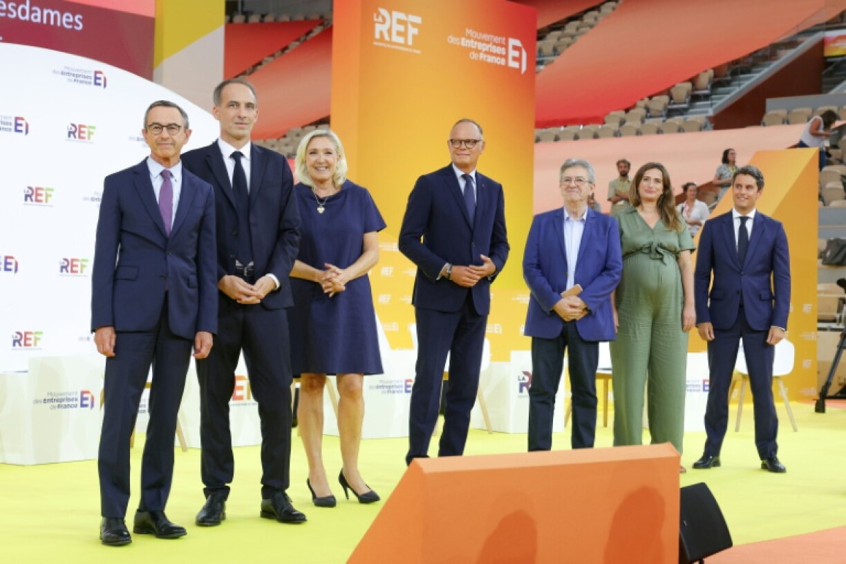 Bruno Retailleau, Raphaël Glucksmann, Marine Le Pen, Edouard Philippe, Jean-Luc Mélenchon, Marine Tondelier et Gabriel Attal posent avant un débat organisé par le Medef, le 27 août 2026 à Paris