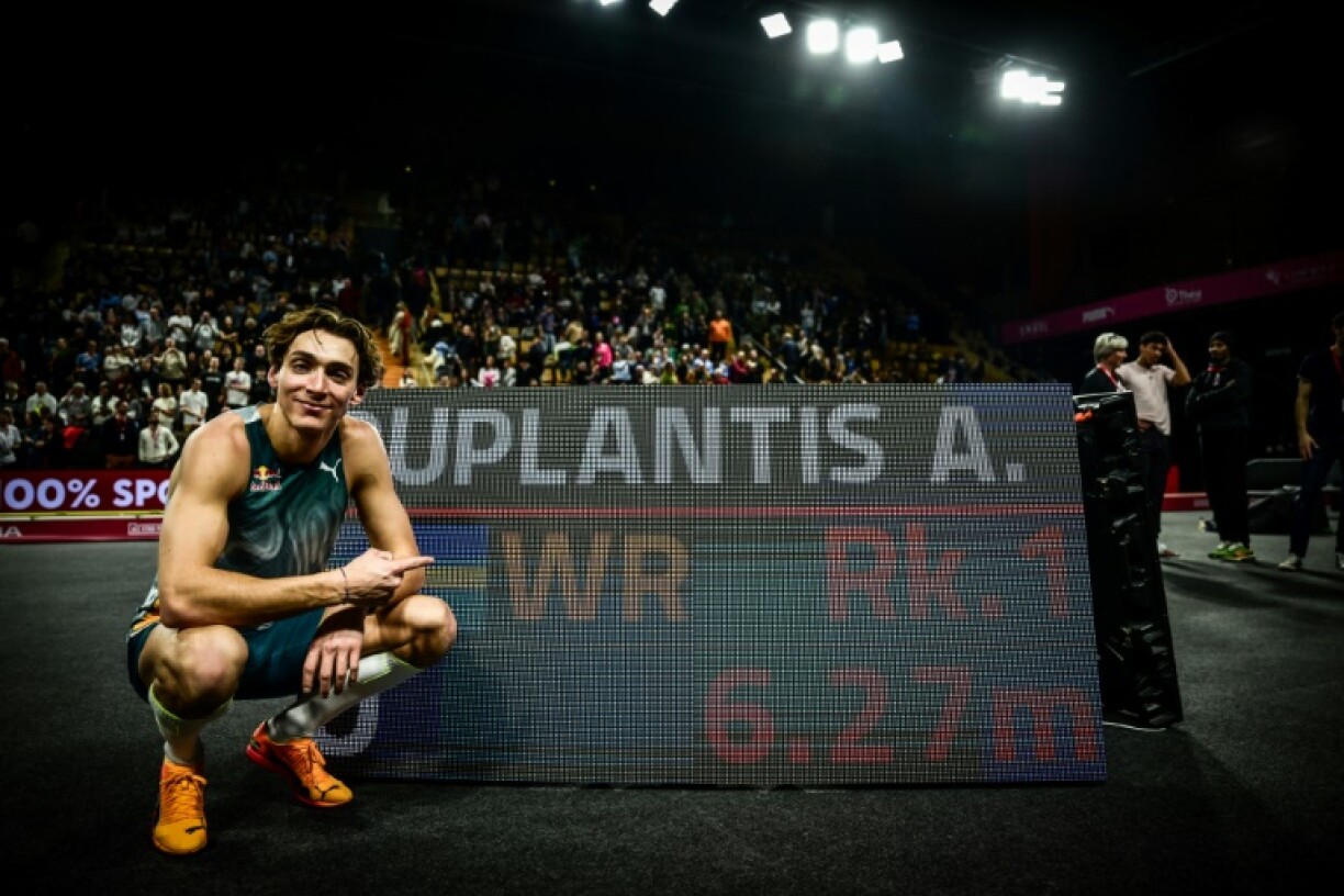 One more time: Armand Duplantis poses in Clermont in front of a scoreboard showing his name and the new pole vault world record