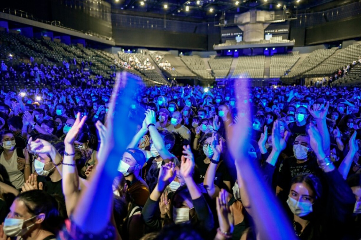 Des spectateurs au concert du DJ Etienne de Crécy, en première partie avant Indochine, le 29 mai 2021 à Bercy à Paris