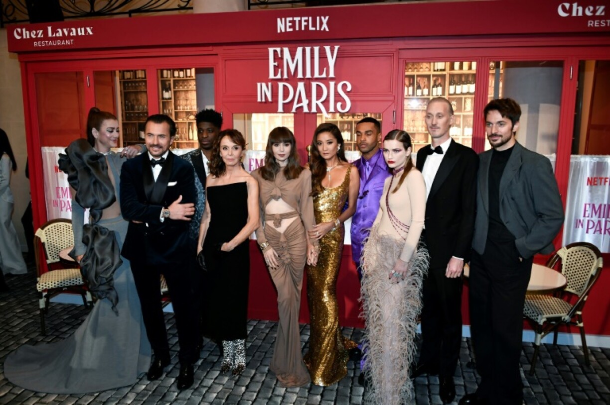 (De gauche à droite) L'actrice américaine Kate Walsh, l'acteur français William Abadie, l'actrice française Philippine Leroy-Beaulieu, l'acteur français Samuel Arnold, l'actrice américano-britannique Lily Collins, l'actrice américaine Ashley Park, l'acteur britannique Lucien Laviscount, l'actrice et mannequin française Camille Razat, l'acteur français Bruno Gouery et l'acteur français Lucas Bravo lors de la première mondiale de la série Netflix