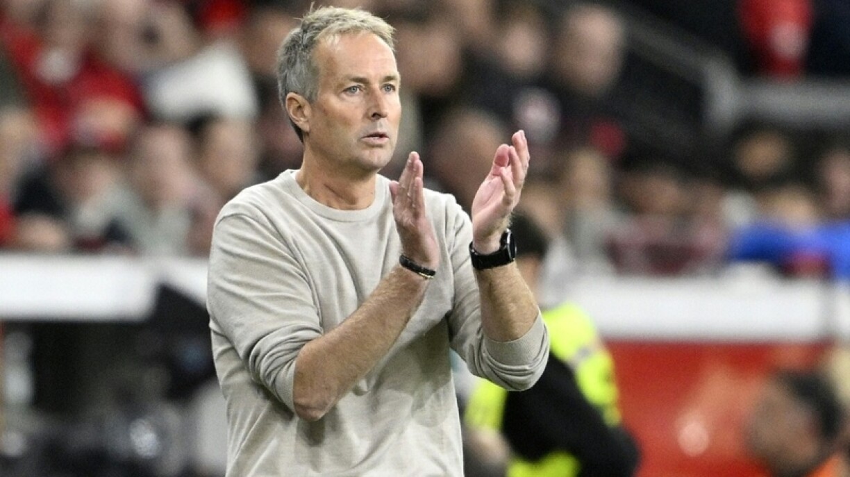 De Kasper Hjulmand feiert a sengem éischte Bundesligamatch mat Bayer Leverkusen eng 3:1 Victoire géint Eintracht Frankfurt, trotz Ënnerzuel.