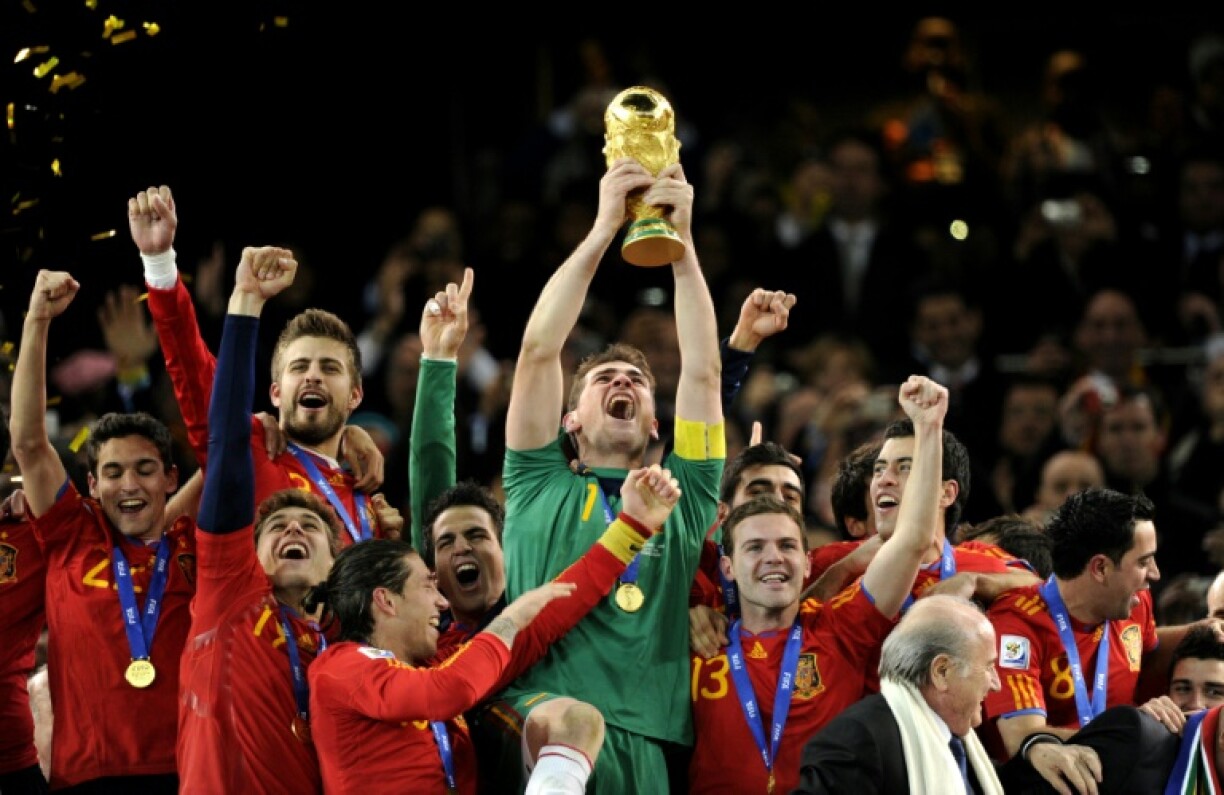 Iker Casillas, au centre, soulève le trophée de la Coupe du monde avec l'Espagne en 2010.