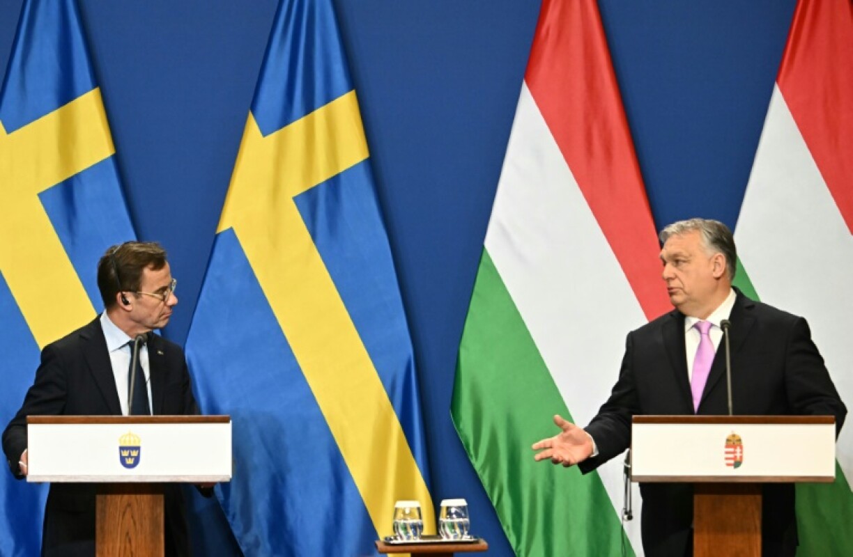 Le Premier ministre suédois Ulf Kristersson (gauche) et son homologue hongrois Viktor Orban donnent une conférence de presse, le 23 février 2024 à Budapest
