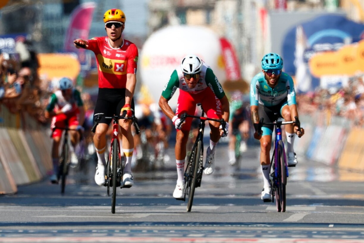 Le coureur de l'équipe Uno-X Fredrik Dversnes règle le sprint pour s'imposer devant ses compagnons d'échappée à l'arrivée de la 15e étape du Giro à Milan, le 24 mai 2026