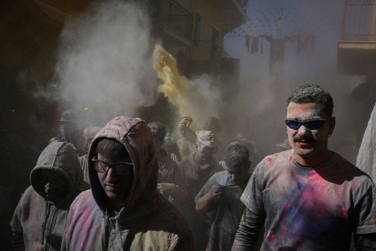 An der griichescher Küstestad Galaxidi gëtt mam Mielkrich d'Enn vun der Fueszäit gefeiert.