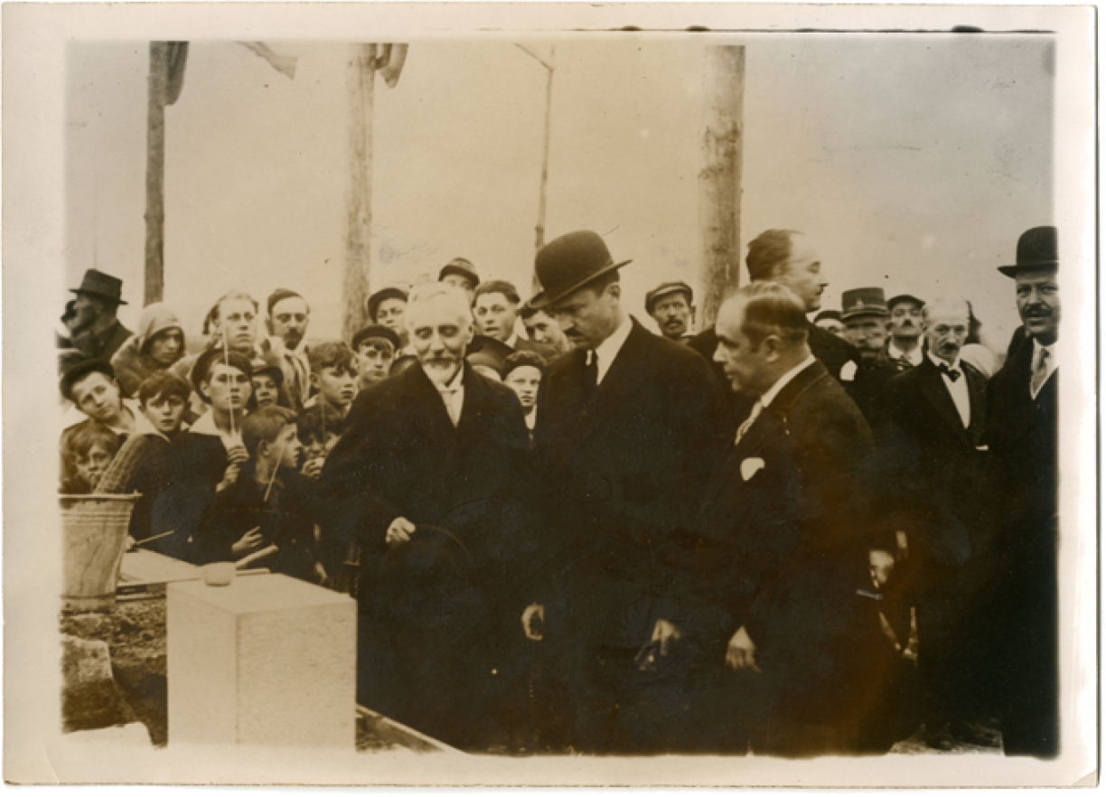 Prince Felix of Luxembourg lays the first stone of the transmitter in Junglister.
