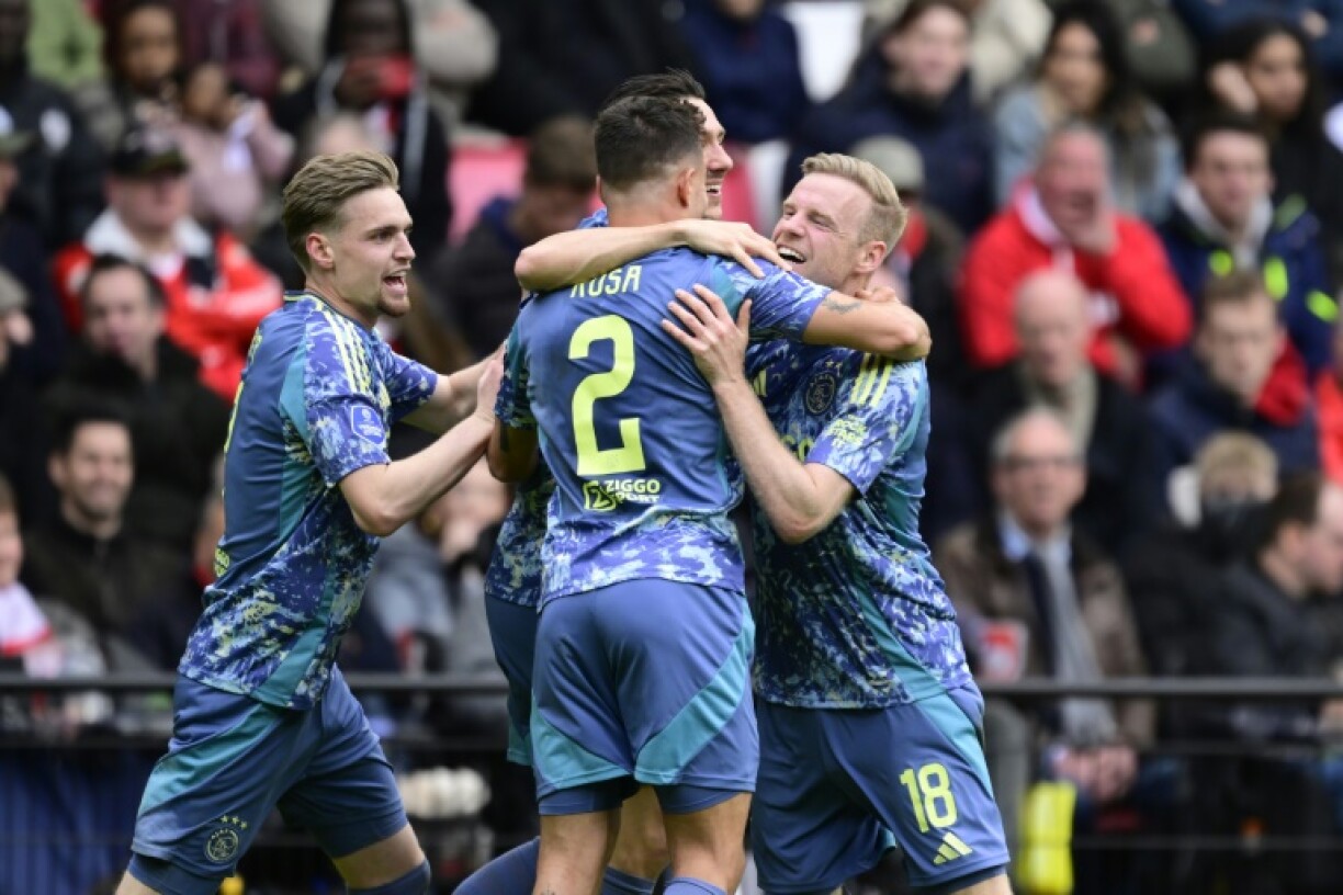 Davy Klaassen (R) scored the opener in Ajax's 2-0 defeat of PSV Eindhoven