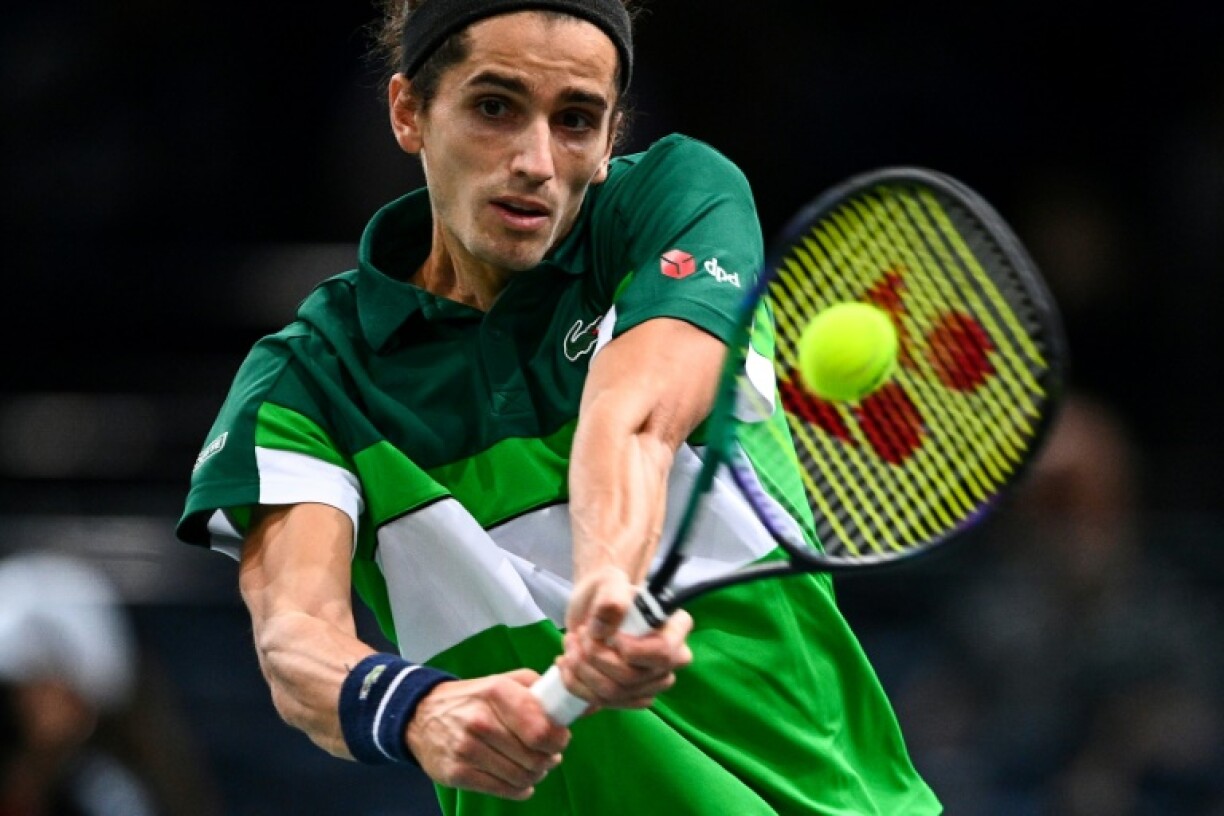 Le Français Pierre-Hugues Herbert, lors de son match contre l'Espagnol Carlos Alcaraz, au Paris Masters ATP, le 2 novembre 2021 à l'AccorHotels Arena