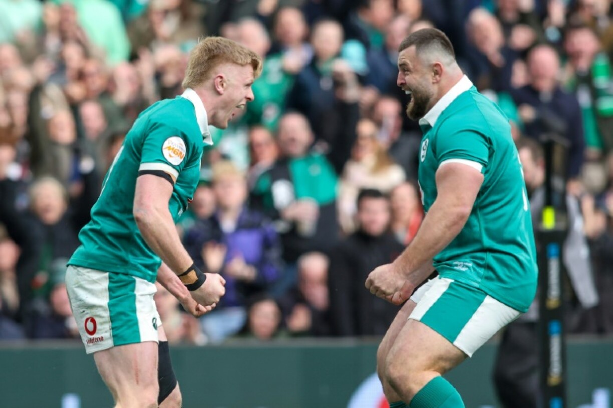 Les Irlandais Tommy O'Brien (à gauche) et Michael Milne (à droite) lors de la victoire contre l'Ecosse dans le tournoi des 6 nations le 14 mars 26 à Dublin