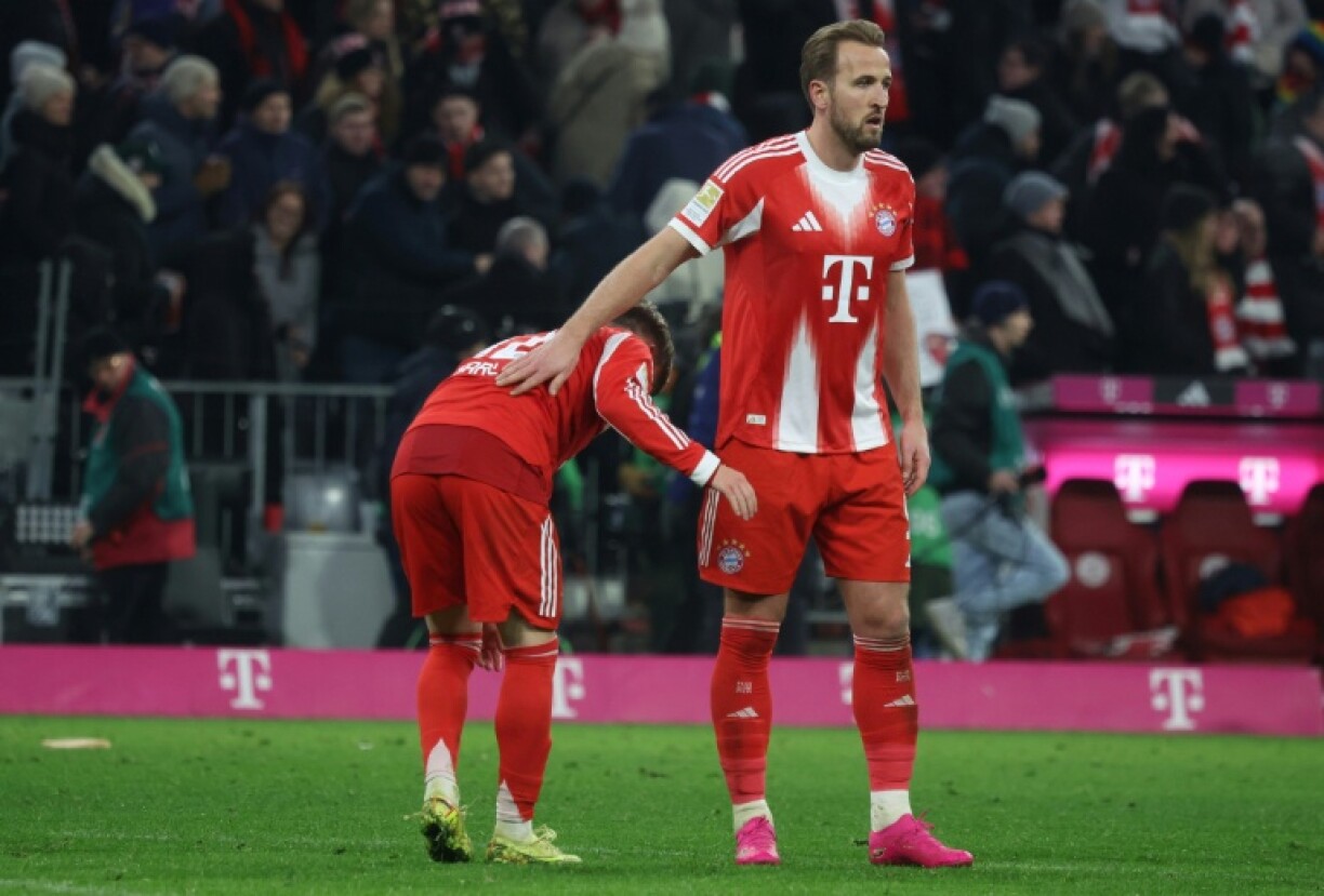 L'attaquant du Bayern Harry Kane (D) et son coéquipier Lennart Karl après le match nul concédé face à la lanterne rouge Mayence (2-2), le 14 décembre 2025 à Munich