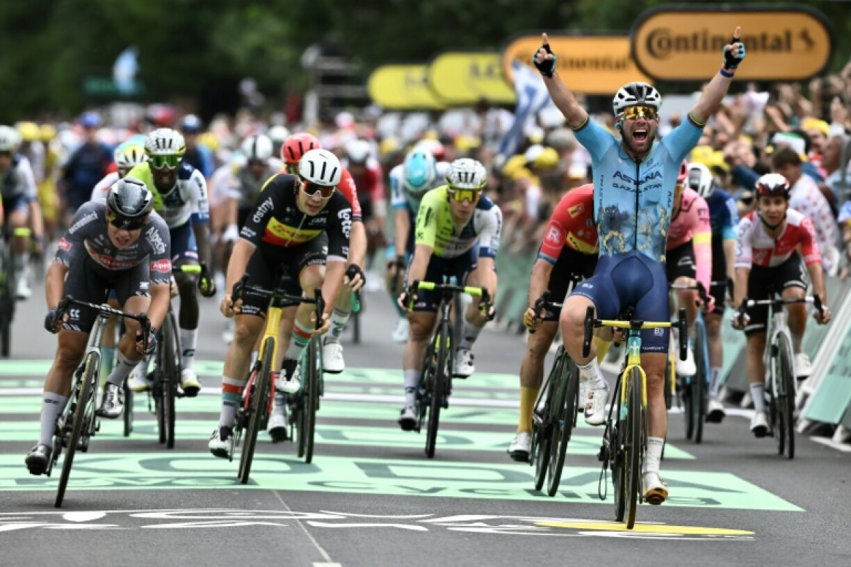 Le sprinteur britannique de l'équipe Astana Mark Cavendish célèbre sa victoire sur la ligne lors de l'arrivée de la 5e étape du Tour de France, à Saint-Vulbas, en France, le 3 juillet 2024