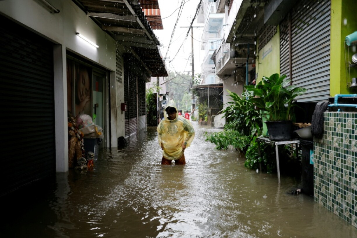 Une personne traverse les eaux de crue dans le district de Bang Bua à Bangkok, le 26 septembre 2026