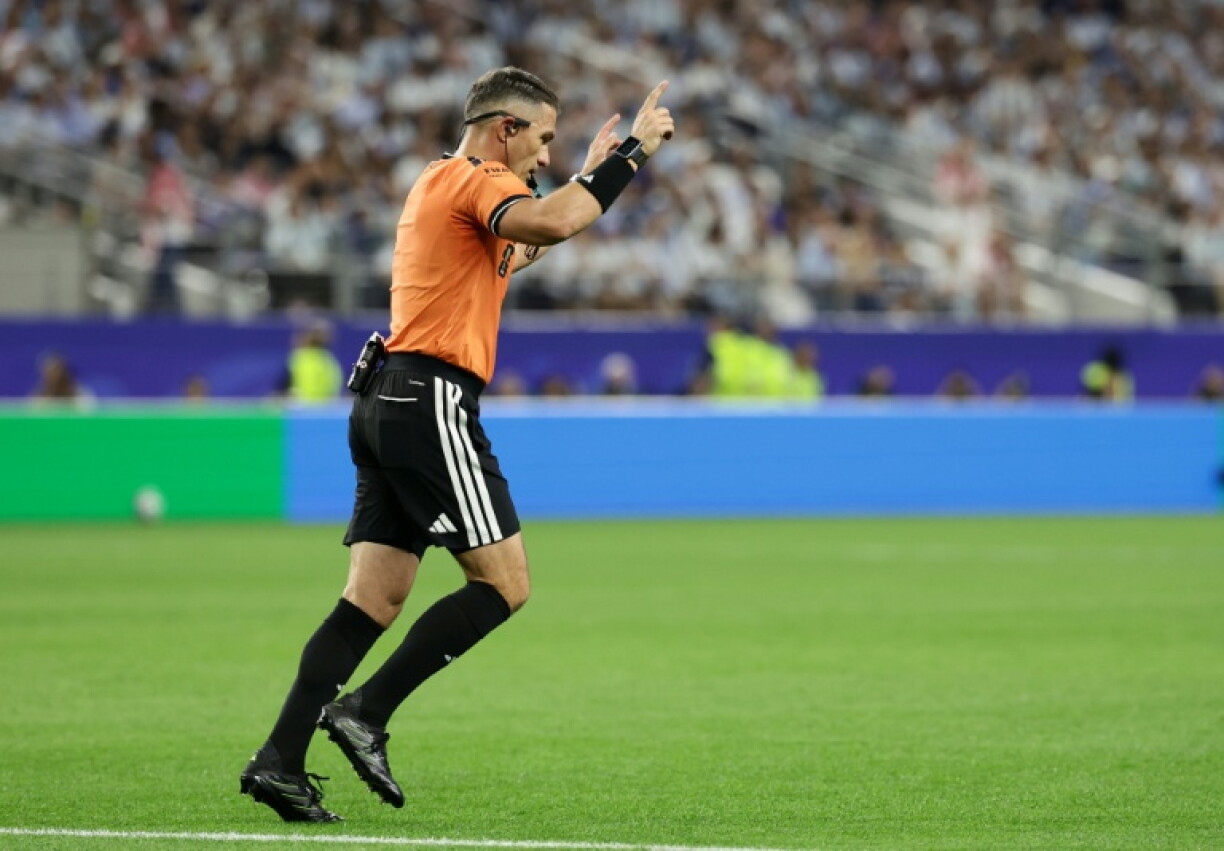 L'arbitre roumain Istvan Kovacs qui fait le geste de la VAR, lors du match de football de la Coupe du monde qui oppose la Jordanie à l'Argentine au Dallas Stadium d'Arlington, le 27 juin 2026