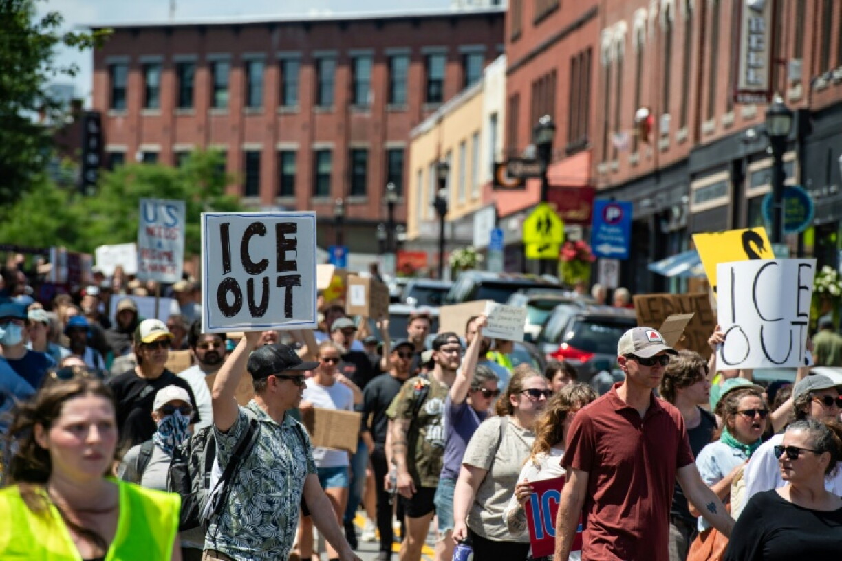 Des habitants manifestent à Biddeford dans le Maine après la mort d'un homme tué par un agent de la police de l'immigration, le 13 juillet 2026.